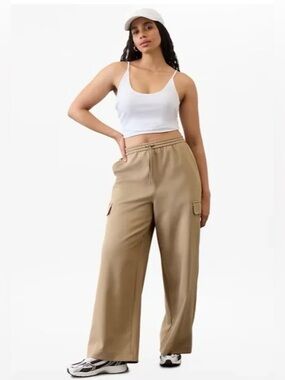 NWT Athleta Promenade Cargo Beige Pant Size Small.